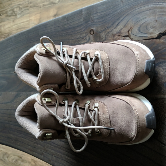 Tom's Boots NWOT - Picture 2 of 6